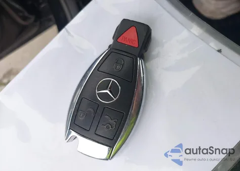 2015 Mercedes-Benz C 300 4Matic z USA, uszkodzony, nr VIN 55SWF4KB7FU032225